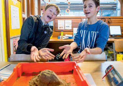 Kopieerblad 1 Onderzoeksplan Bergvorm 1. Wat is de onderzoeksvraag? Stroomt het water meer kanten op als de zandberg aan de bovenkant plat is? 2. Wie en/of wat gaan we gebruiken voor het onderzoek? 3.