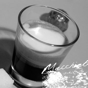 CAPPUCCINO De echte cappuccino wordt lauwwarm geserveerd en bestaat uit 1/3 espresso, 1/3 warme melk en 1/3 romig schuim.