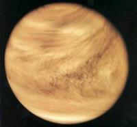 Venus Qua grootte lijken Venus en Aarde enorm op elkaar. Bovendien zijn ze ongeveer van hetzelfde materiaal gemaakt.