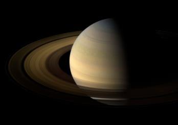 Saturnus Deze gasreus is een kleinere variant van Jupiter. Vooral te herkennen aan enorme ringen om de planeet zelf heen. Saturnus heeft 61 manen. Saturnus draait snel om zijn as.