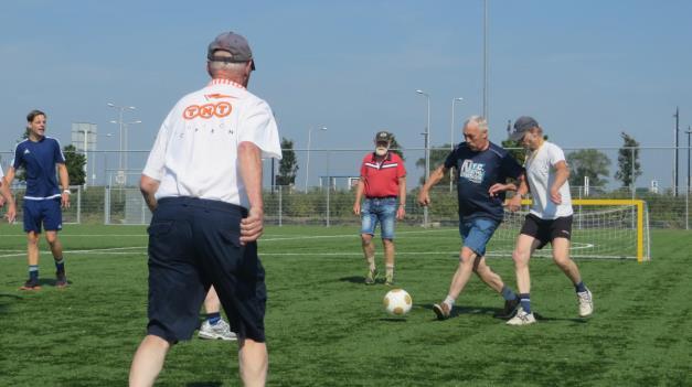 12. Afmetingen Walking Football wordt gespeeld op een veld van 42 x 21 meter met minigoals zonder keeper. 13. Toelichting wedstrijdprogramma a.