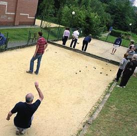 LES PISTES DE PÉTANQUE - DE PETANQUEPISTES Que l on aborde la pétanque comme un sport à part entière, pratiqué d ailleurs en club par des millions de passionnés de par le monde, ou davantage en