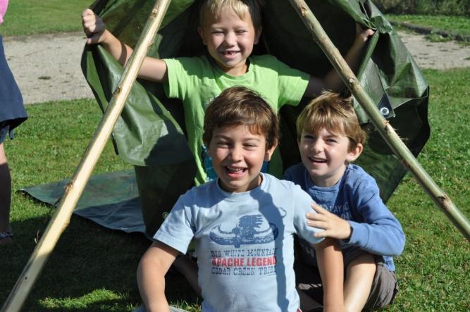 viel het water jammer genoeg uit de hemel en donderdag gingen enkele papa's met de kinderen met een opblaasboot te water in de Velpe.