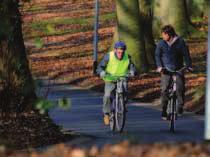 We leren de mensen ook fietsen in het verkeer. We oefenen trouwens in het verkeerspark van het Provinciedomein KesselLo.