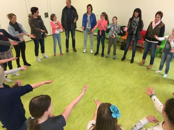 Groep 7 Paasviering Dankjewel Ellie voor het organiseren van de paaspuzzeltocht en dankjewel Marianne, Jolanda, Ellie en oma van Marik en Mirne voor het begeleiden van de groepjes.