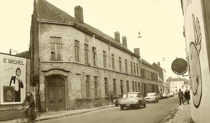 De alom bekende ijzerwinkel aan het Sluizeken Foto is van vóór 1968.