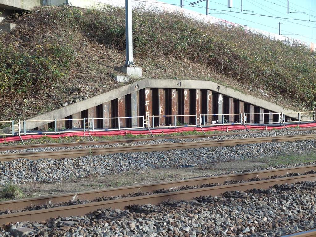 Keerwand Een keerwand ( damwand ) is een grond- en/of waterkerende constructie, die bestaat uit een verticaal in de grond geplaatste wand.