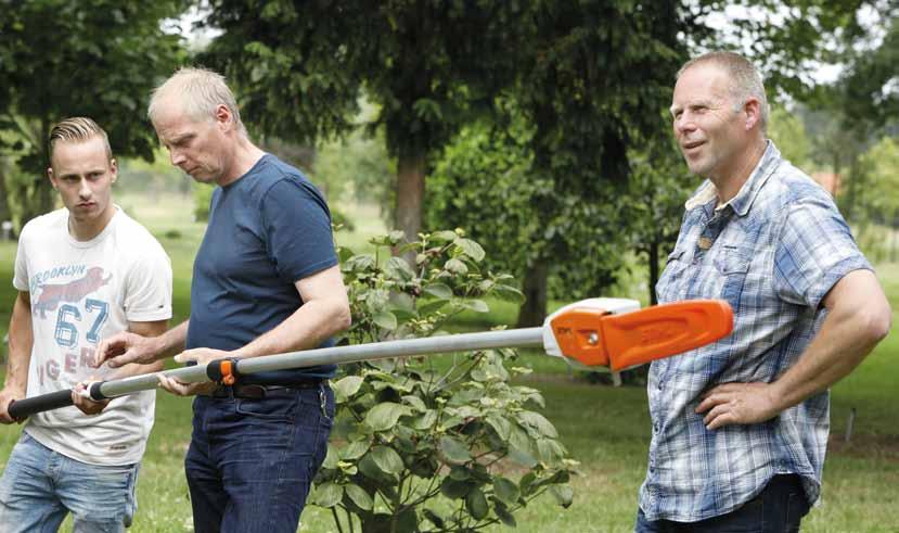 Stihl hoogsnoeier Eclipse 322-kooimaaier en de groene E-Z-Gogolfkar lopen op traditionele loodzuuraccu s van 48 volt, die je bijvult met gedestilleerd water.