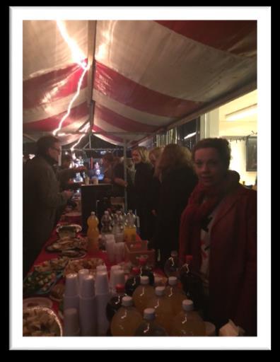 Daarna volgde een gemoedelijk samenzijn op het onderbouwplein onder het genot van o.a. glühwein en warme chocomel.