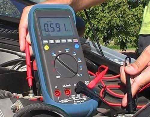 Type bescherming / regelgeving IP 65 / IEC 1010-1, 600 V CAT III Gebruik van de handheld multimeter Het testen van de continuïteit van de massa's in een voertuig.