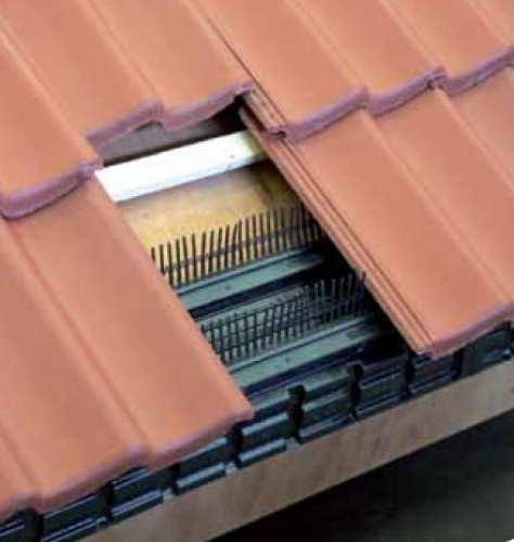 De Vogelvide wordt aangebracht bij de onderste rij dakpannen. Deze nestkast kan over de gehele breedte van het dak toegepast worden.