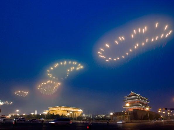 een grote gele wolk voetstappen in de lucht vliegende wolven een engel in de lucht een ladder naar de hemel woorden in de lucht een boot vol met dieren tekeningen die exploderen Cai is trots op zijn