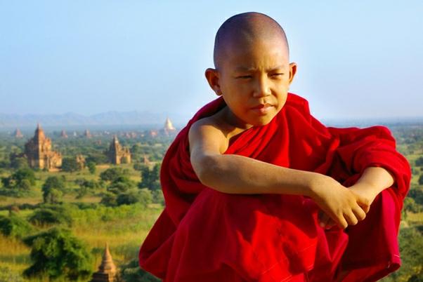 Mandalay, de hoofdstad in de Britse koloniale tijd, vormt nog altijd een cultureel en religieus centrum. De stad wordt gedomineerd door de gelijknamige heuvel.