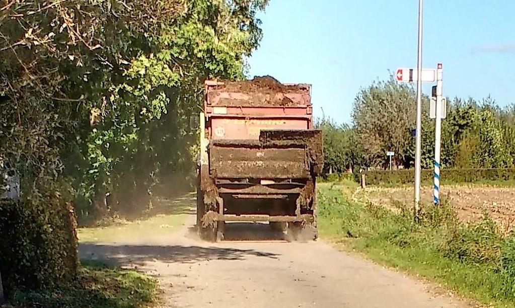 Foto 5 oktober 2016 transport van mest in open mestwagen over de openbare weg e.