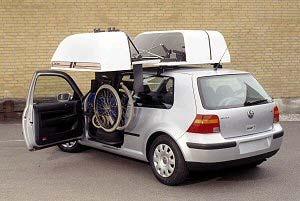 Er bestaan rolstoelliften waarbij de rolstoel in de koffer, achter de bestuurderzetel of op de achterbank of zelfs op het dak wordt geplaatst.