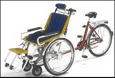 3 een rolstoel-fietscombinatie (met rolstoel vooraan) waarbij een fietsgedeelte zonder voorwiel en een bijgeleverde rolstoel eenvoudig van elkaar los te koppelen zijn.