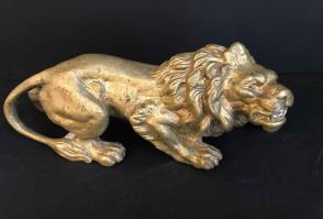 Bronzen leeuw gedoreerd L