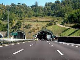 5. Tunnels 5.1 Dwars door de bergen Er zijn veel tunnels in de Alpen van Centraal-Europa. Door de tunnels kan je sneller door de bergen reizen.