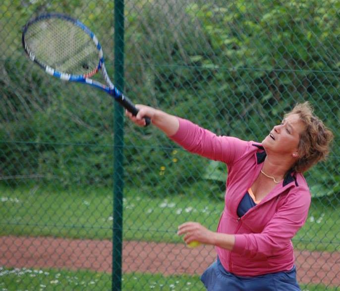 Kidstennis is op een ontspannen, maar ook sportieve manier tennisles krijgen van onze trainers met leeftijdsgenoten.