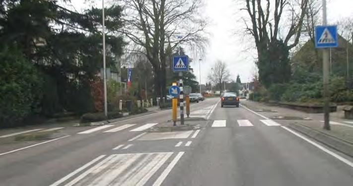 gelijkvloerse kruispunten en oversteeklocaties aanwezig. Alle kruispunten betreffen voorrangskruispunten, waarbij het verkeer op de N345 voorrang heeft op het verkeer uit de zijwegen.