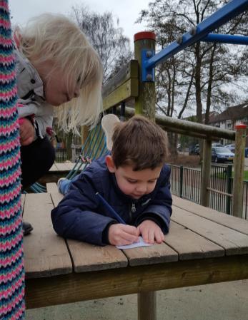 Touwtje springen De afgelopen weken zijn veel kinderen enthousiast bezig met touwtje springen. Leuk om te zien dat de kinderen elkaar zo goed helpen.