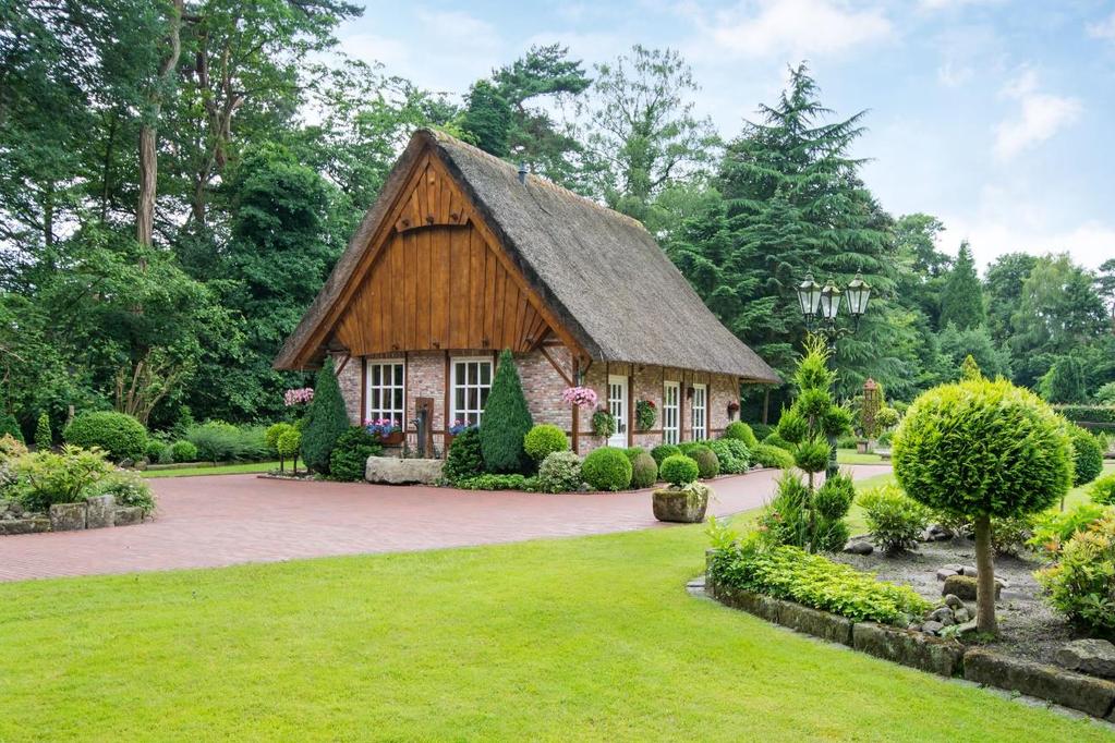 Bijgebouwen Gastenverblijf Op het perceel staat een fraai bijhuis dat in dezelfde Saksische stijl als het landhuis is opgetrokken.