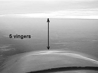 Horizontaal komen na de klim(snelheid 70kts---100kts) 1. 20 ft. Vóór gewenste hoogte neus omlaag brengen(zie foto 1), 2. Snelheid loopt op. Attitude 3. Bij 100 kts moet je course-pitch hebben. 4.