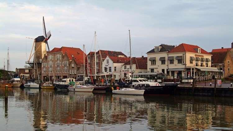 Opdracht gemeente Moerdijk Onderzoek welke mogelijkheden er zijn om de haven van Willemstad buiten de deur te zetten.