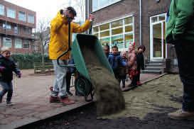 Naam: Johan Westdorp Leeftĳd: 32 jaar Getrouwd met: Wilbert Woont in: Rotterdam Dol op Cello spelen Meester Johan woont in Rotterdam en is 32 jaar oud.