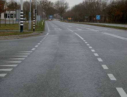 Verkeer rijdt langzaam, remt en trekt op waardoor de toepassing van standaard asfaltconstructies niet overal meer voldoet.