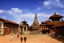 Dag 4: Na het ontbijt reizen we 45 minuten buiten Kathmandu en bezoeken een van de oudste en belangrijkste steden in de geschiedenis van Nepal: {tooltip} Bhaktapur {end-texte} De Newar stad Bhaktapur