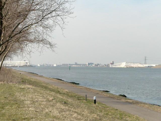 Maeslant-keerring: Een staaltje Hollands Glorie, waarmee de Deltawerken werden afgesloten en de haven van Rotterdam wordt beschermd tegen overstroming.