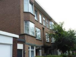 het appartementsrecht, rechtgevende op het uitsluitend gebruik van de woning, gelegen op de tweede verdieping, plaatselijk bekend Kootwijkstraat 92 te 2573 XT Den Haag, uitmakende het één / zesde