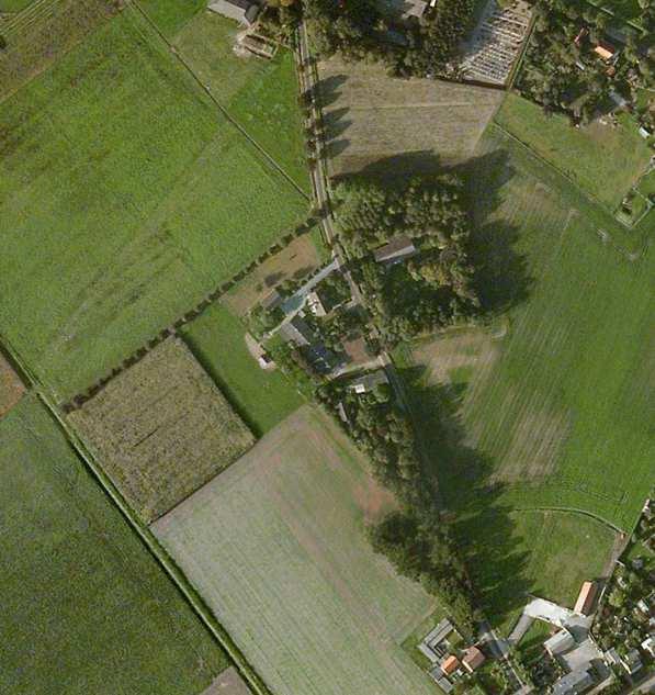 Huidige situatie Het plangebied bestaat grotendeels uit recentelijk bewerkte grond dat is ingezaaid met gras.