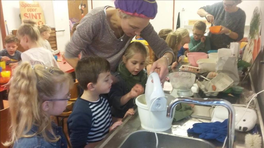 Sinterklaassprookje De magische Kist geschreven door Oze Kolkman, groep 6: Woensdagochtend waren we allemaal blij want we gingen naar het sinterklaassprookje in Kollum. Om 8.