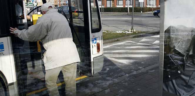 10 Terwijl files toenemen, wordt openbaar vervoer duurder Minder maar duurdere bussen en treinen De nieuwe regering zet de wereld op zijn kop: ze maakt het openbaar vervoer fors duurder en jaagt