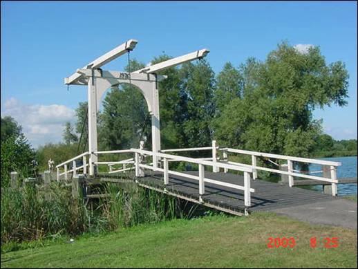 15. Luijendijksluisbrug (Landsmeer) Plaats: Landsmeer Type ophaalbrug Lengte rijvlak 4,50 m 3,30 m Bouwjaar 1976 dek Oppervlaktebehandeling slijtlaag
