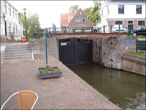 19. Nieuwendammersluis (Nieuwendam) Bediening: Hoogheemraadschap Hollands Noorderkwartier Sluiswachter: J.