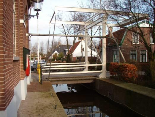 28. Schutsluis Meldijk en brug (Alkmaardermeer) Uitgeest Sluis: Hoogheemraadschap Hollands Noorderkwartier : gemeente Uitgeest Bediening: Vrijwilligers georganiseerd door de gemeente