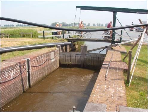 35. Woudaapsluis en brug (Provinciaal monument Bouwjaar 1907) Sluiswachter: G.