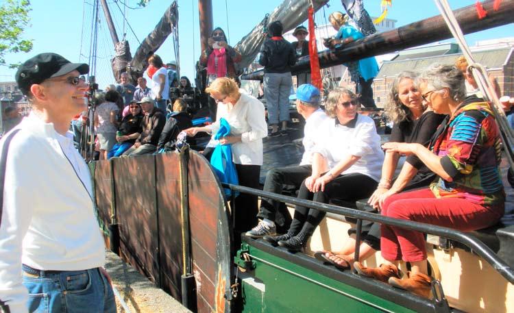 versierde boot en we lieten het landschap aan ons voorbijglijden.