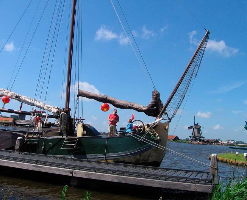 boot gebracht, waar een team vrijwilligers alles vakkundig via de lastige wenteltrap naar de kombuis transporteerde.