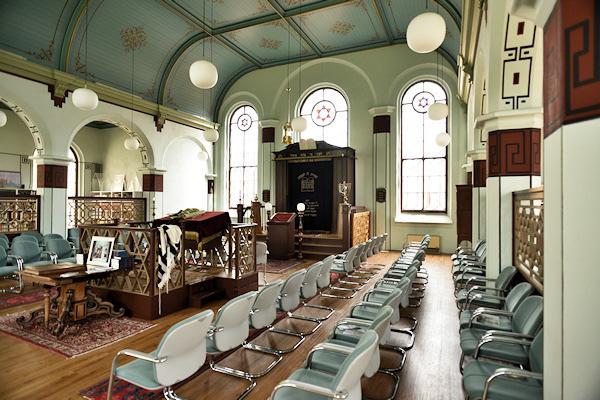 Gastvrije ontvangst met koffie en koek in de fraaie, lichte synagoge, ingewijd in 1878. Dagvoorzitter Ds. Beatrice Jongkind heet de aanwezigen welkom.
