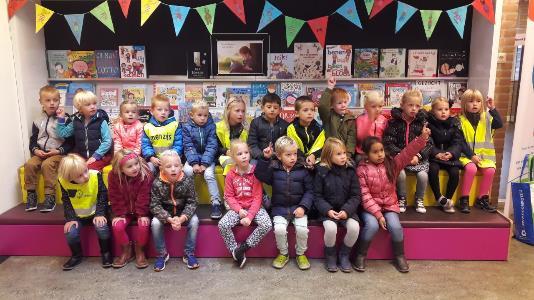 Tsjonge, op de laatste dag voor de vakantie doen wij nog mee aan de herfstactiviteiten. Groep 2 We zijn afgelopen donderdag samen met de mama van Lenn en papa van Elke naar de bibliotheek geweest.