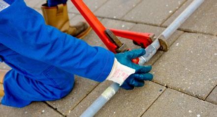 Tijdens het werk Stop het werk bij onveilige situaties en meld dit aan de operator. Werk nooit gehaast of onder tijdsdruk. Wees alert op werkzaamheden van anderen in jouw directe omgeving.