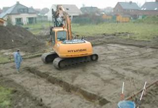 Het ondergronds metselwerk wordt uitgevoerd in volle betonblokken, waartussen wordt aangevuld met aandammingszand. Hierop komt een pvc-folie en de gewapende vloerplaat in beton.