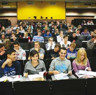 organisatie In het eerste trimester zijn er al enkele opdrachten in reële scholen en klassen Er wordt een trimestersysteem gevolgd: drie periodes van 12 weken, met examens (voor de theorievakken) op