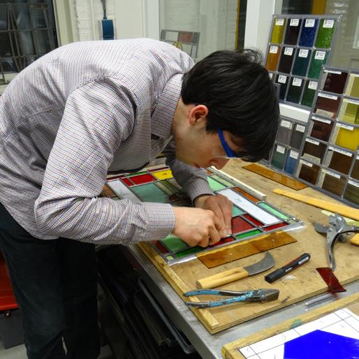 20 techniek Cursus in het kort De glas-in-lood kunst heeft een lange traditie en wordt van oorsprong gebruikt in kerken, kathedralen en later ook in huizen.