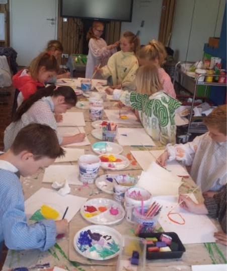 Kunst in de school Alle kinderen en leerkrachten zijn samen een kunstwerk voor in de school aan het maken, onder begeleiding van kunstenares Liesbeth Bloemendal: De start was door het luisteren naar