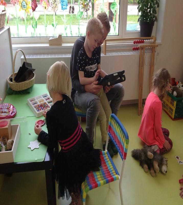 Het eerste lesboek van de rekenmethode, Pluspunt, wordt een onderdeel tijdens het rekenuurtje voor groep 2. Zo leren ze steeds meer omgaan met de nieuwe werkwijze én de boeken.